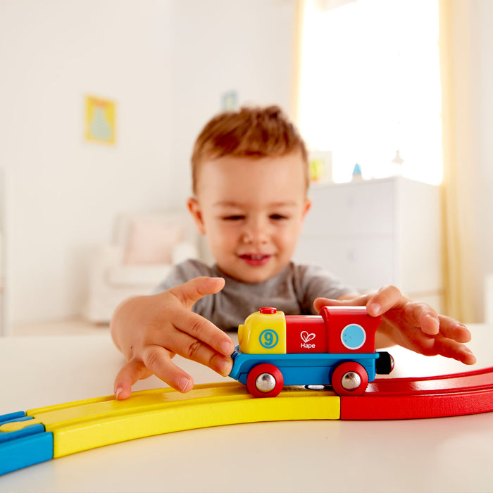 Hape Brave Little Engine E3820