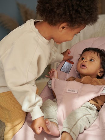 BABYBJÖRN Bouncer Bliss, Light Grey Frame – Petal Quilt, Dusty Pink